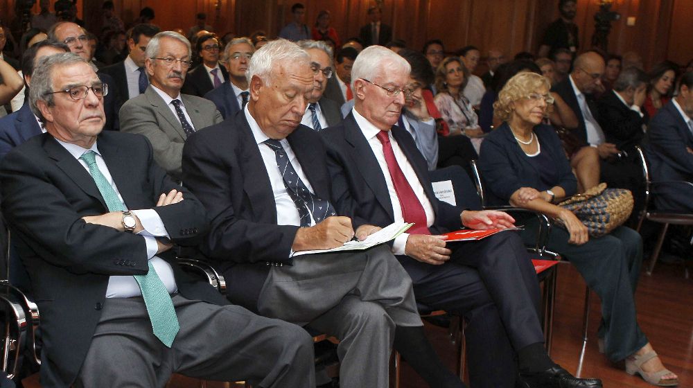 El ministro de Asuntos Exteriores, José Manuel García Margallo (2-i); el presidente de Telefónica, César Alierta (i); el director del Instituto Cervantes, Víctor García de la Concha (3-i), y la alcaldesa de Madrid, Manuel Carmena.