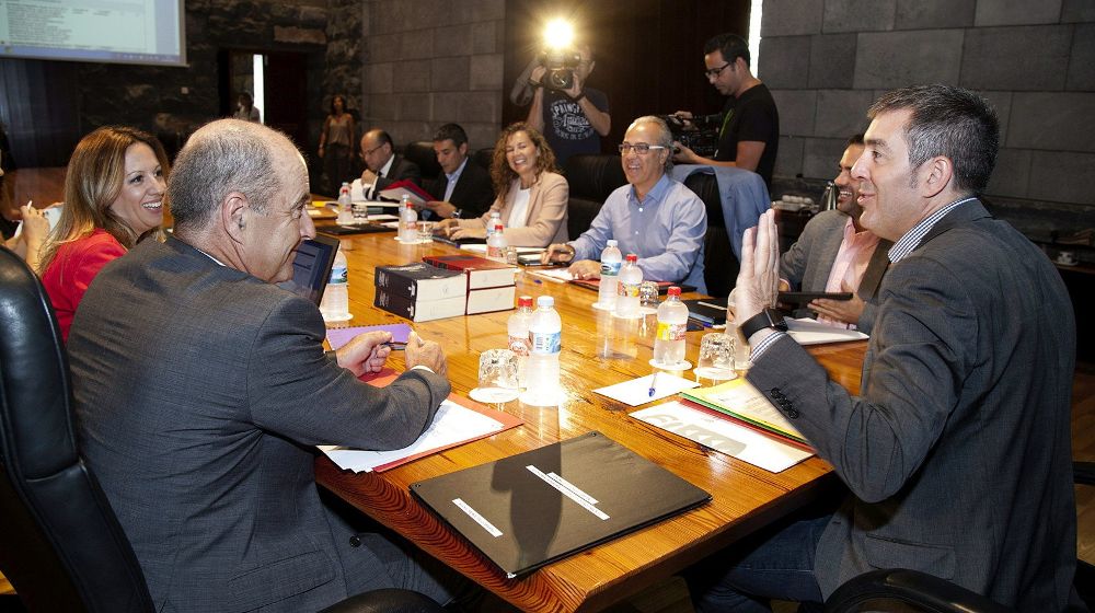El presidente del Gobierno de Canarias, Fernando Clavijo (d), presidió hoy la reunión del Consejo de Gobierno del Ejecutivo canario.