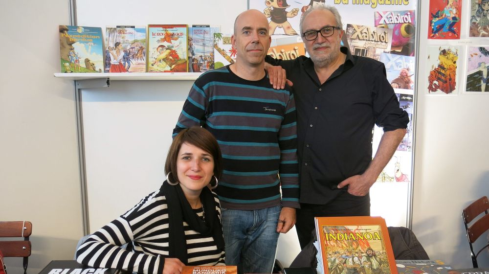 Los creadores vascos de cómic Maite Gurrutxaga, Dani Fano (c) y Gregorio Muro Harriet (d) posan en la Fiesta del Cómic de Bruselas, en la que durante tres días participan creadores de varios países y que prevé atraer 110.000 visitantes.