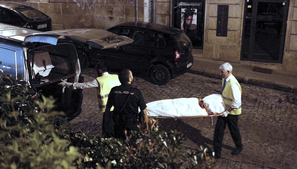 Traslado del cadáver de la mujer hallada muerta a última hora de ayer en su domicilio de la calle López de Neira de Vigo. 
