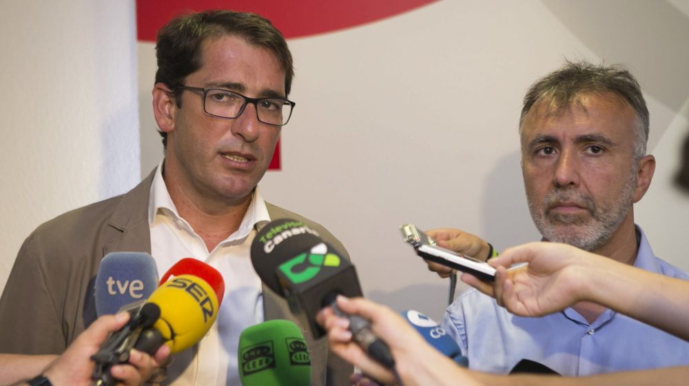 El portavoz del PSOE en el Parlamento de Canarias, Iñaki Lavandera (i).