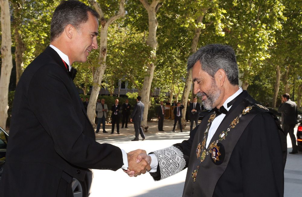 El rey Felipe es recibido por el presidente del Tribunal Supremo y del Consejo General del Poder Judicial, Carlos Lesmes.