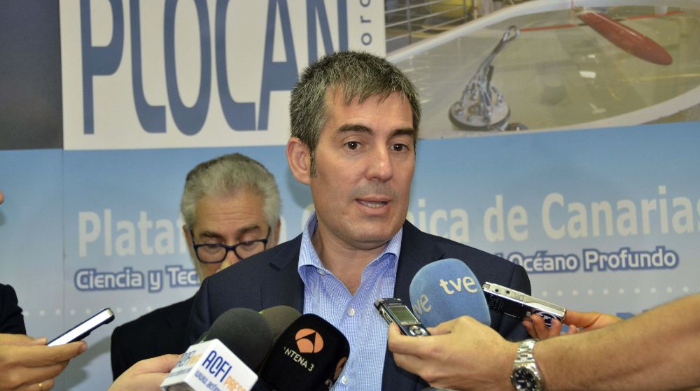Fernando Clavijo (CC), atiende a los medios.