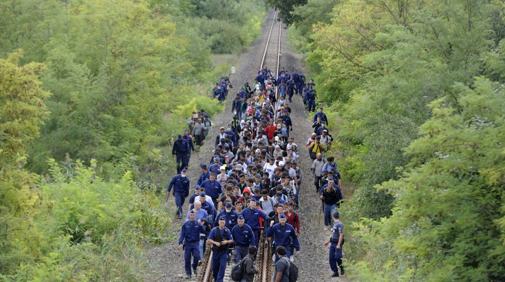 Varios refugiados que han decidido abandonar el campo de internamiento de Roszke, en el sur de Hungría, se dirigen a Szeged, Hungría.