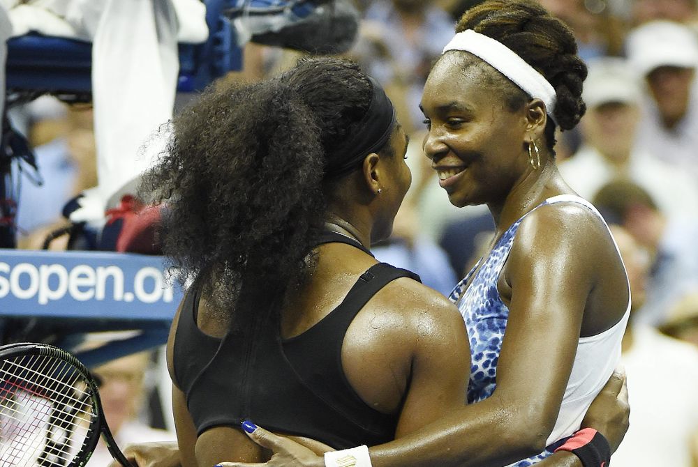 La estadounidense Serena Williams (i) tras vencer a su hermana Venus Williams.