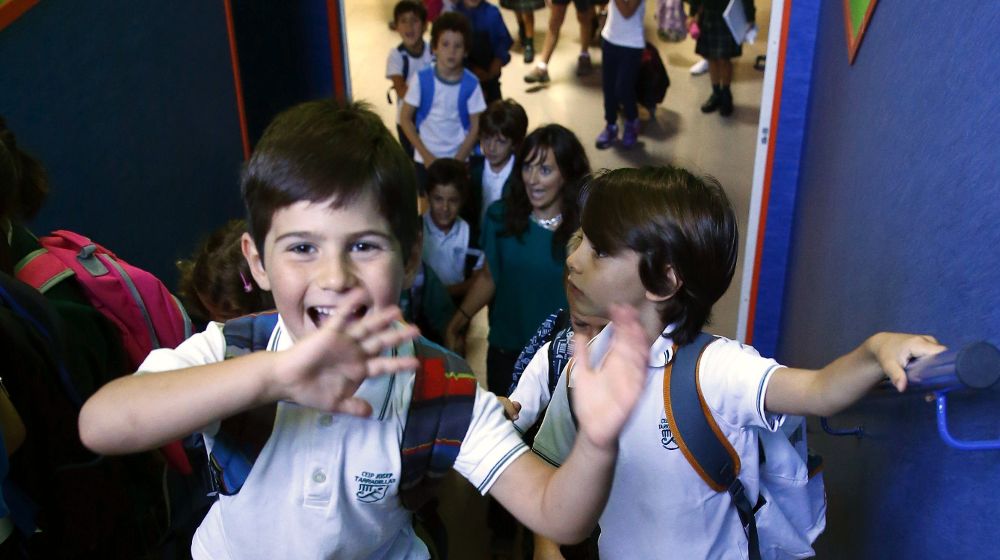 Varios niños suben las escaleras del CEIP Josep Tarradellas de Madrid, en su primer día de colegio. 