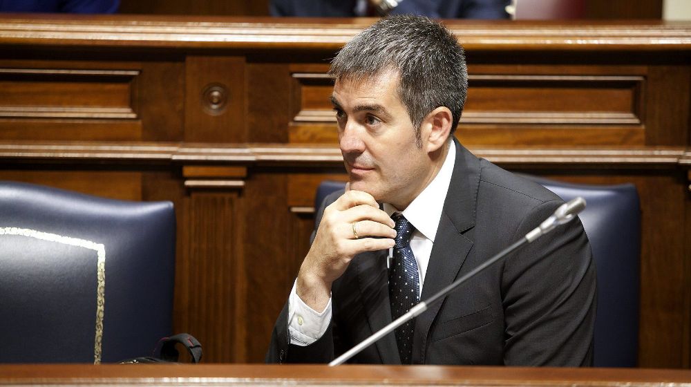 El presidente del Gobierno de Canarias, Fernando Clavijo, escucha.