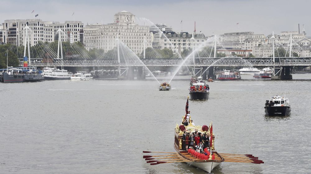 La barcaza de remos real "Gloriana" navega en procesión a través del río Támesis en Londres, Reino Unido, hoy 9 de septiembre, en honor a la reina. Isabel II se convierte hoy en la soberana británica que más tiempo ha llevado la corona.
