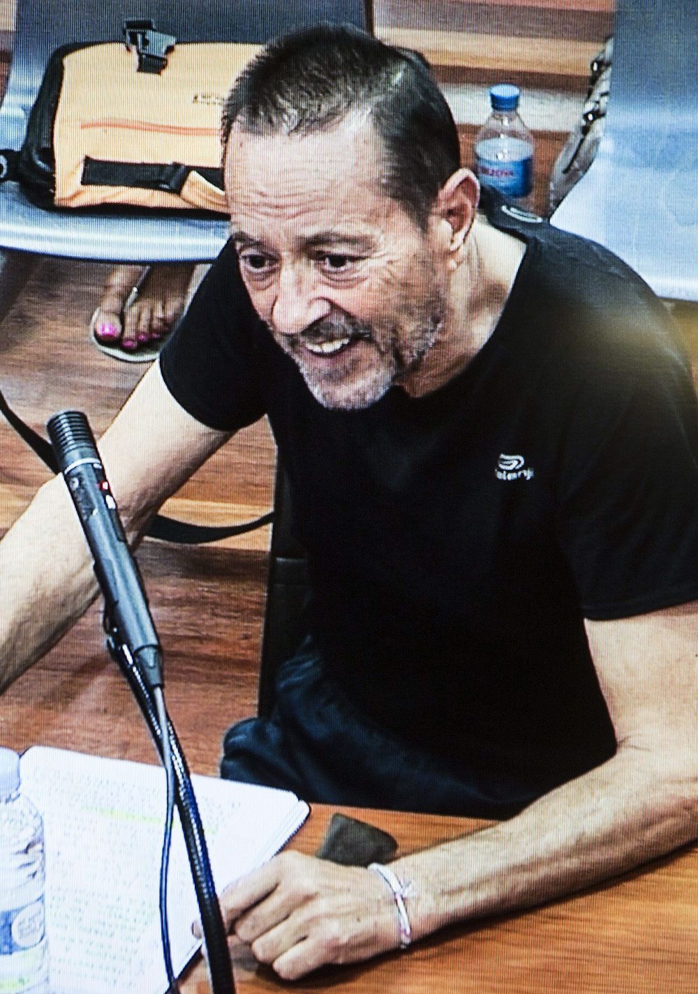 Fotografía tomada desde una de las pantallas de la sala de prensa de la Audiencia Provincial de Málaga, en el momento en que el exalcalde de Marbella Julián Muñoz declara en el juicio del "caso Fergocon". 
