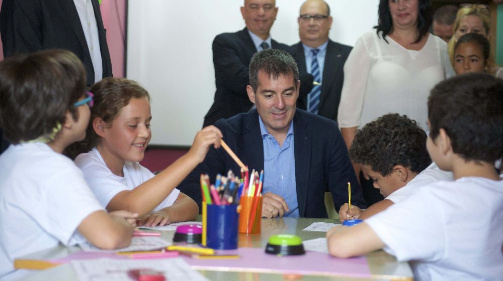 El presidente del Gobierno canario, Fernando Clavijo (c), conversa con algunos alumnos del colegio público de Educación Infantil y Primaria "Pablo Neruda", de Puerto del Rosario.