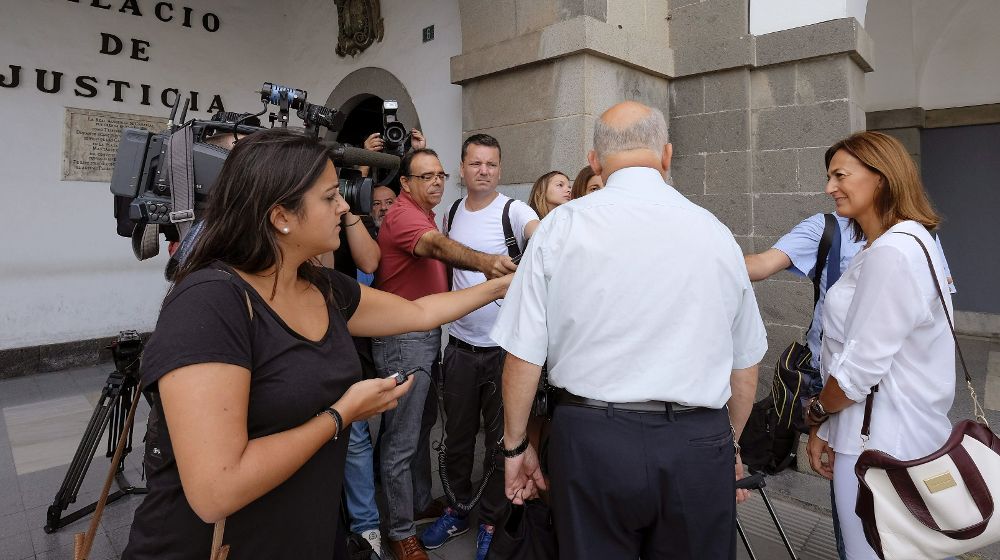 La principal acusada en el "caso Patronato", la diputada autonómica del PP, Águeda Montelongo y su abogado Eligio Hernández, atienden a los medios a las puertas de la sede del Tribunal Superior de Justicia de Canarias.