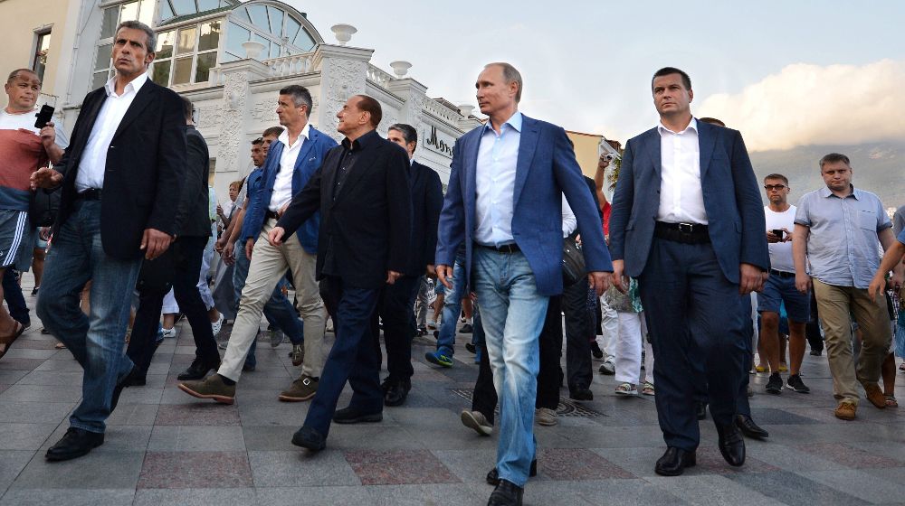 El presidente ruso, Vladimir Putin (c-d), y el ex primer ministro italiano, Silvio Berlusconi (c-i), caminan por el dique de Yalta en Crimea.