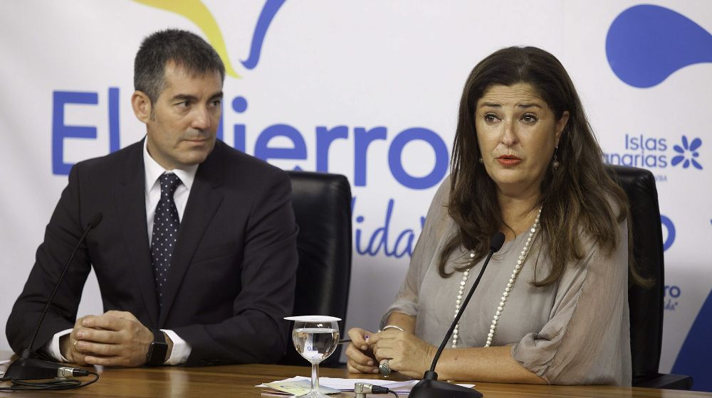 El presidente del Gobierno de Canarias, Fernando Clavijo, y la presidenta del Cabildo de El Hierro, Belén Allende.