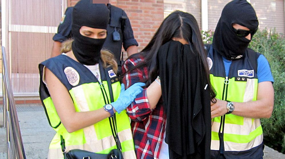 La Policía Nacional ha detenido a una joven de 19 años en Figueres (Girona) que realizaba labores de apoyo logístico a favor de la organización terrorista yihadista DAESH.