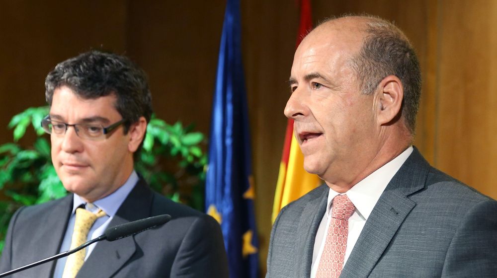 El consejero de Economía del Gobierno de Canarias, Pedro Ortega (d), junto al jefe de la Oficina Económica de Moncloa, Álvaro Nadal.