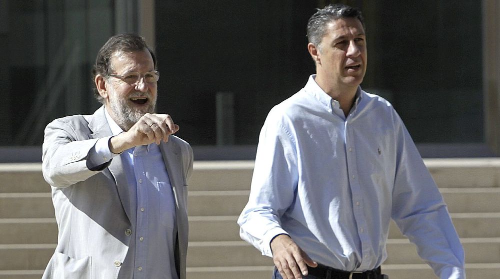 El presidente del Gobierno, Mariano Rajoy (i), junto al candidato del PPC a la Generalitat, Xavier García Albiol.