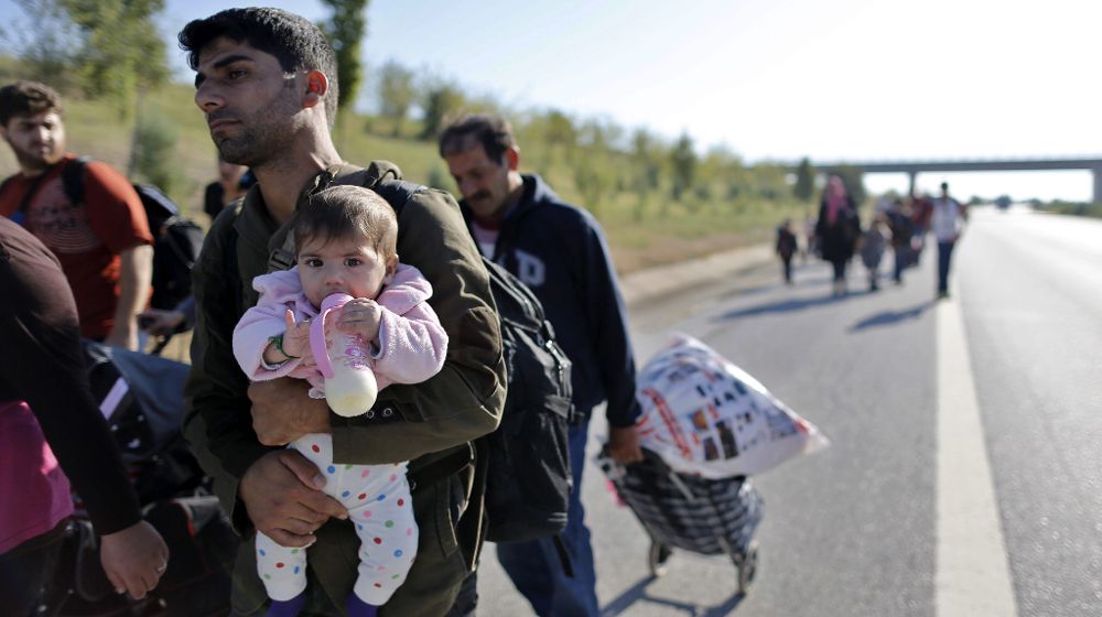 Cientos de refugiados sirios caminan por la autopista de Estambul a Edirne en un intento de cruzar la frontera hacia Grecia.
