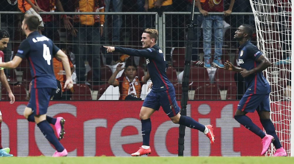 El jugador del Atlético de Madrid Antoine Griezmann (c) celebra un gol.