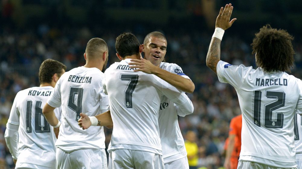El defensa del Real Madrid Cristiano Ronaldo (c) celebra con su compañero Pepe el segundo gol.