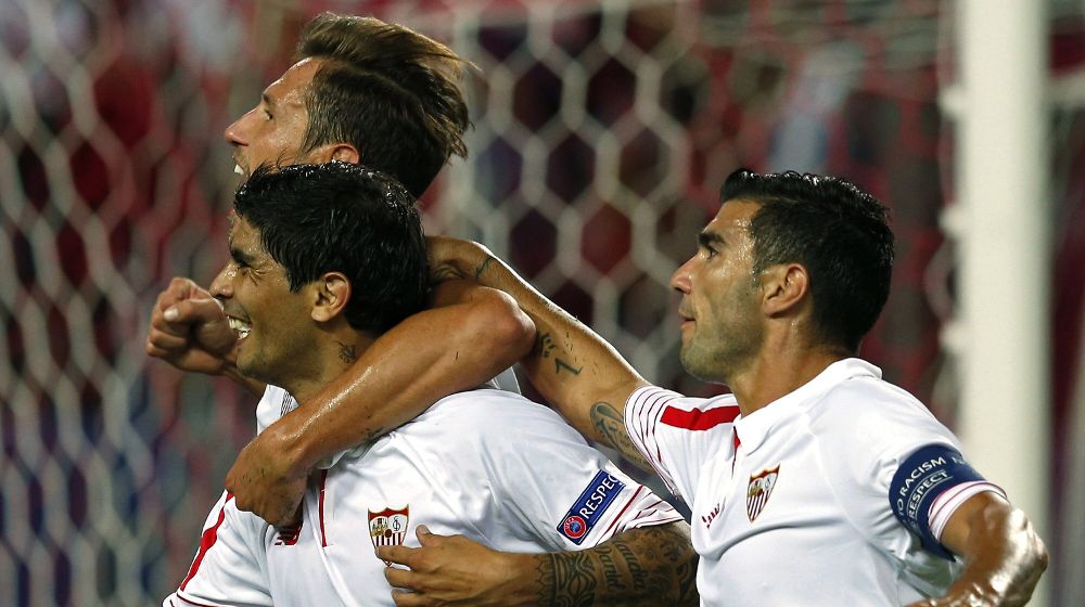 El jugador argentino del Sevilla Ever Banega (i, abajo) celebra con Krychowiak y Reyes (d) el segundo gol.