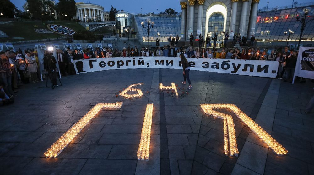Ucranianos encienden velas y sostienen pancartas con la silueta de Georgiy Gongadze, en Kiev (Ucrania), durante una manifestación en memoria de los periodistas ucranianos caídos en cumplimiento de su deber.