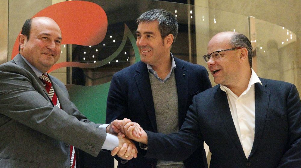 El presidente del Gobierno de Canarias, Fernando Clavijo (c); el presidente del EBB, Andoni Ortuzar (i) y el secretario general de Coalición Canaria, José Miguel Barragam (d).