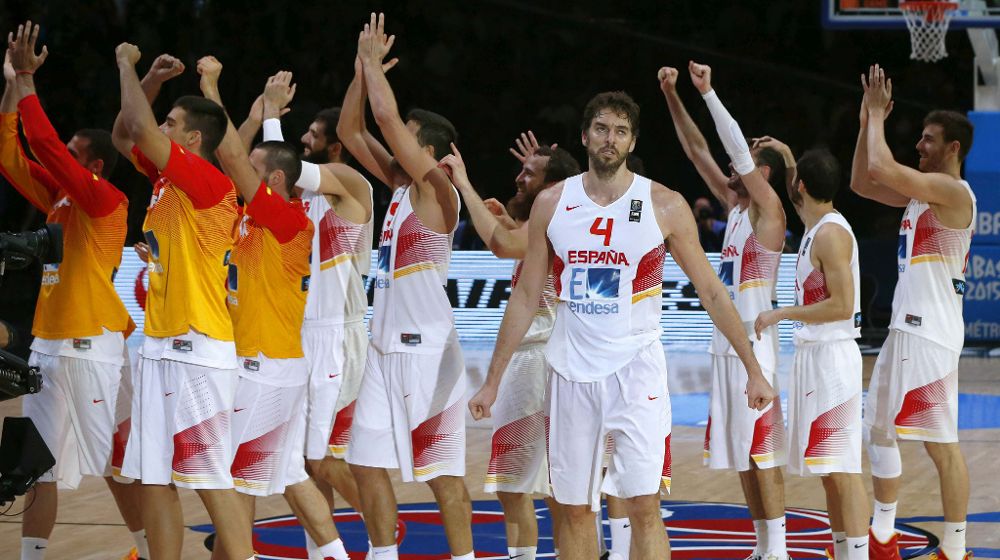 El pívot de España Pau Gasol (c), junto a sus compañeros, celebra la victoria.