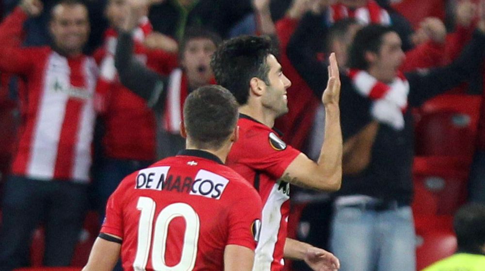 El centrocampista del Athletic de Bilbao Markel Susaeta (d) celebra su gol.