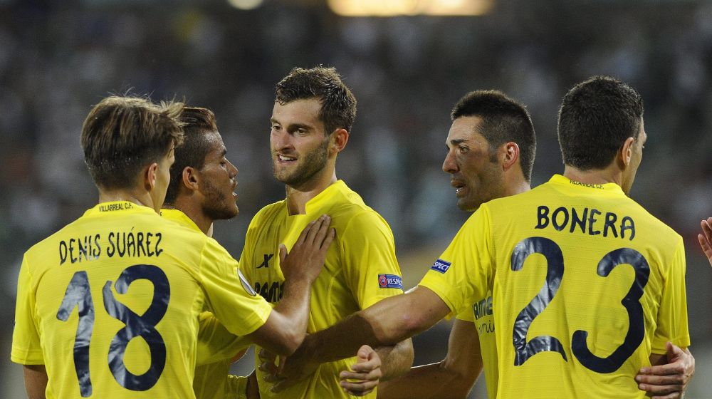 El delantero brasileño del Villarreal, Leo Baptistao (c) celebra con sus compañeros su tanto.