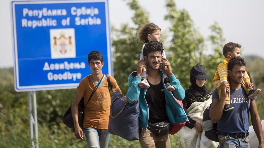Migrantes caminan cerca de la frontera entre Serbia y Croacia.