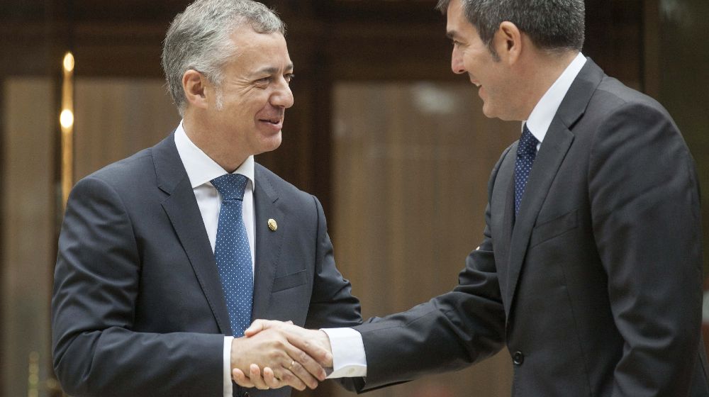 El lehendakari, Iñigo Urkullu (i), recibe al presidente de Canarias, Fernando Clavijo.