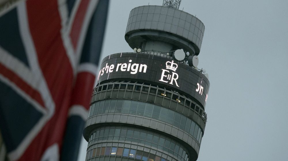 La torre BT muestra un mensaje en honor a la reina Isabel II de Inglaterra en Londres (Reino Unido).