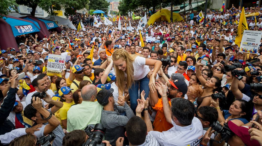 La esposa de Leopoldo López, Lilian Tintori, es vista hoy, sábado 19 de septiembre del 2015, durante una manifestación contra el gobierno en la ciudad de Caracas (Venezuela).
