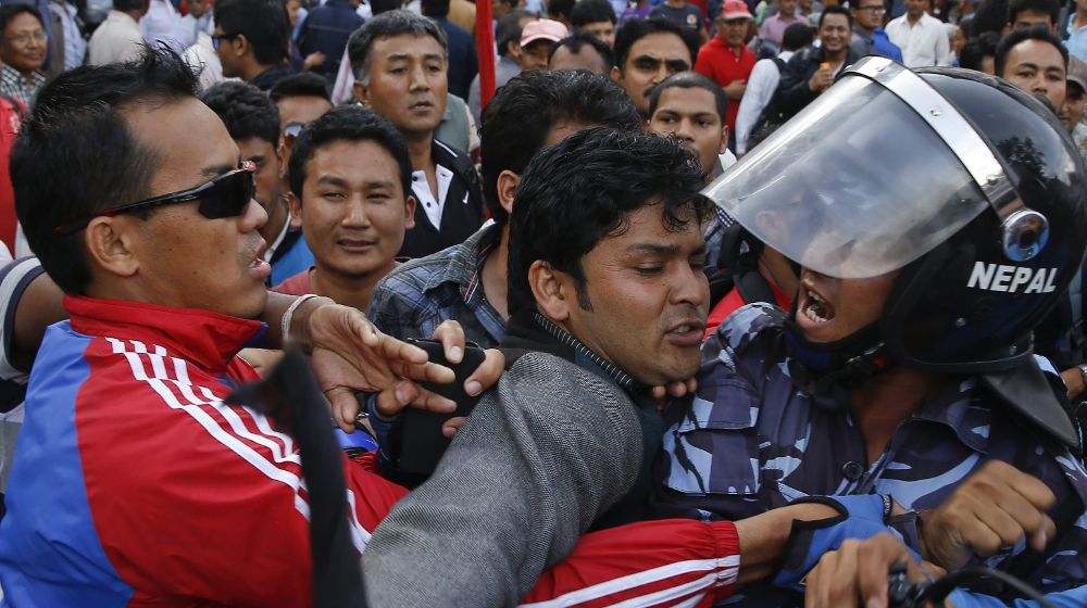 Nepalíes se enfrentan a los agentes de policía durante los disturbios en una protesta contra la nueva Constitución del país, en Katmandú.