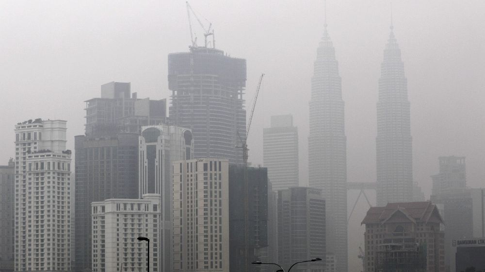 Las torres Petronas apenas se vislumbran entre el humo que inunda Kuala Lumpur (Malasia).