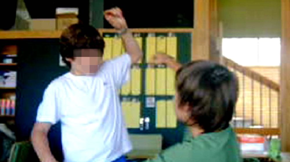 Imágen de televisión de un niño de 11 años que supuestamente es agredido por otro (izda).