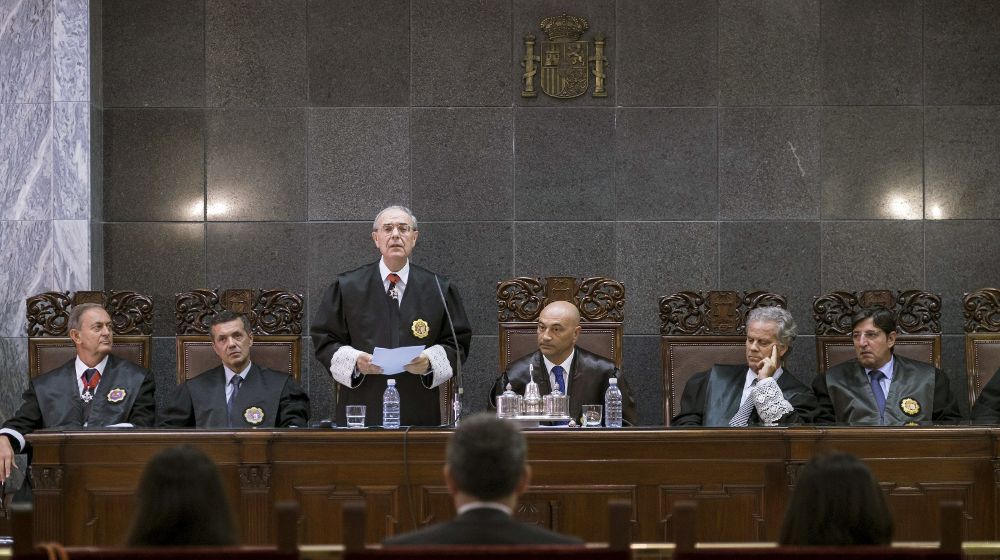El Fiscal Jefe de la Comunidad, Vicente Garrido, se dirige a los asistentes al acto de inauguración del año judicial 2015-2016 presidido por el presidente del TSJC, Antonio Doreste (c).