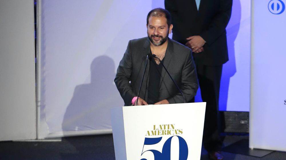 El chef Enrique Olvera del restaurante mexicano "Pujol" recibe el premio por su trayectoria.
