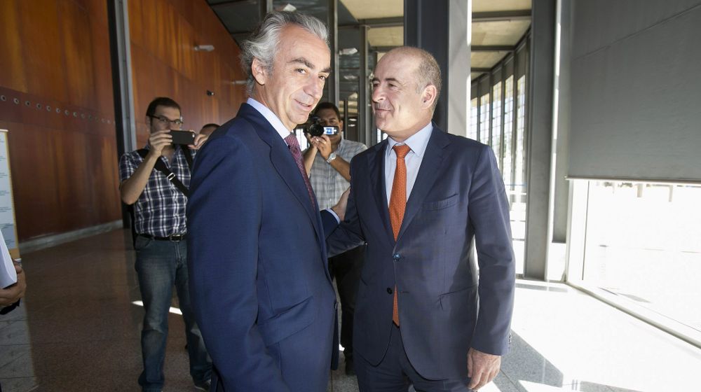 El secretario de Estado de Hacienda, Miguel Ferre (i), conversa con el consejero de Economía del Gobierno de Canarias, Pedro Ortega.