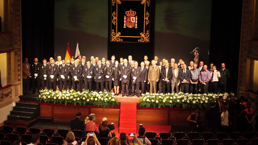 Los distinguidos con la Cruz del Mérito Policial posaron en el acto celebrado en el teatro Guimerá.