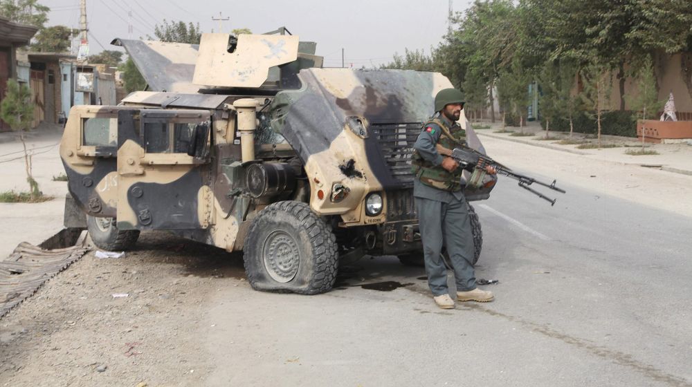 Miembros de las fuerzas de seguridad afganas vigilan en Kunduz.