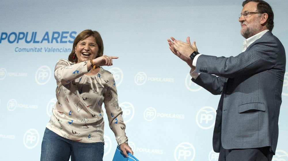 El presidente del Gobierno y del Partido Popular, Mariano Rajoy, junto a la presidenta del PP-CV, Isabel Bonig, durante la clausura, hoy en Valencia, de la jornada con la que la nueva dirección del PP valenciano inicia el curso político.