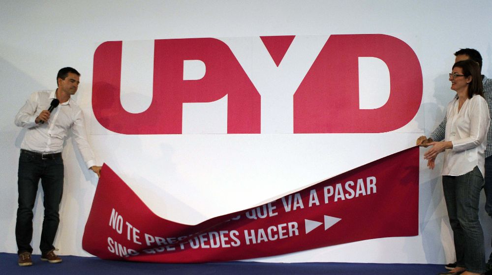 El portavoz nacional de UPyD y candidato a la Presidencia del Gobierno por esa formación, Andrés Herzog (i), durante su intervención en el octavo aniversario de la fundación de UPyD, donde se ha presentado la nueva imagen corporativa y logotipo del partido.