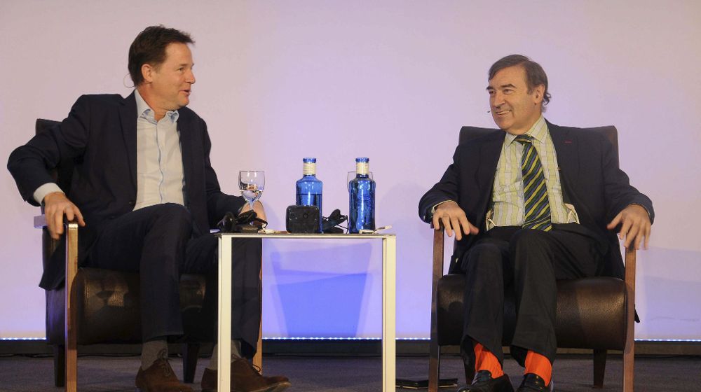 El político y exviceprimer ministro británico, Nick Clegg (i), junto al periodista Pedro J. Ramírez (d).