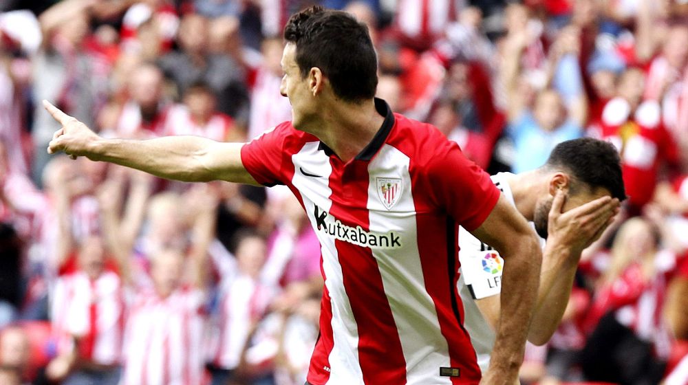 El delantero del Athletic Bilbao Aritz Aduriz celebra el gol marcado ante el Valencia.