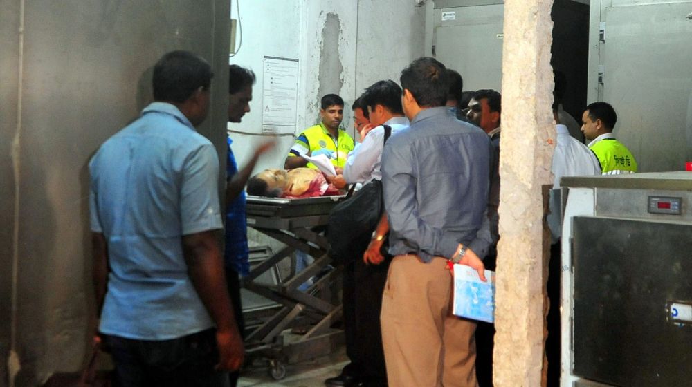 Oficiales de seguridad de la embajada japonesa en Bangladesh inspeccionan el cuerpo de su compatriota Kunio Hoshi en la morgue de un hospital en Rangpur.