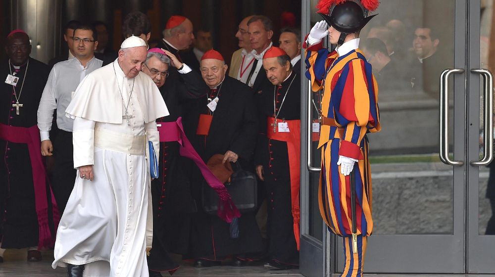 El papa Francisco a su salida de la sesión matutina de la 16ª reunión ordinaria del Sínodo de Obispos en el Vaticano.