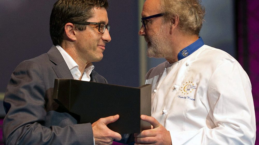 El cocinero, Ramón Roteta (d), entrega el premio al director general del Basque Culinary Center, Joxe María Aizega (i).