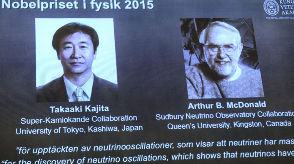 Una pantalla muestra los retratos de los científicos japonés Takaaki Kajita y canadiense Arthur B. McDonald durante una rueda de prensa en Estocolmo (Suecia) hoy.