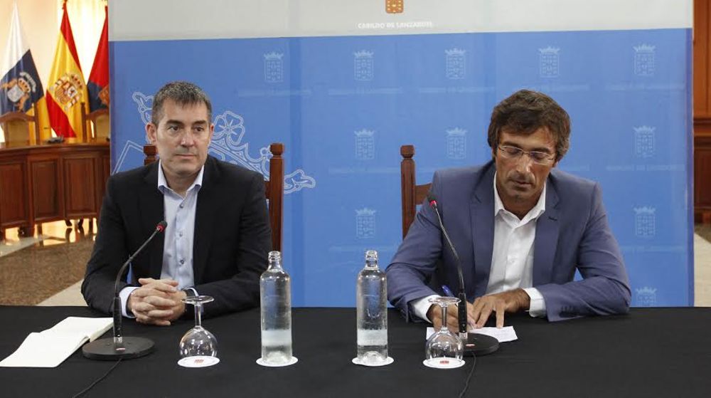 Pedro San Ginés (d), en una comparecencia ante la prensa junto al presidente del Gobierno canario.